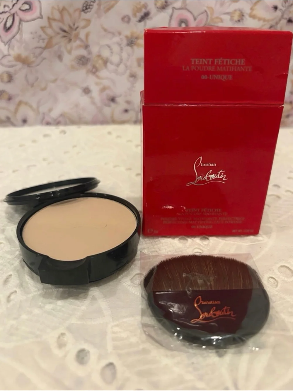 Christian Louboutin Teint Fétiche Powder Compact in Unique with Red Box